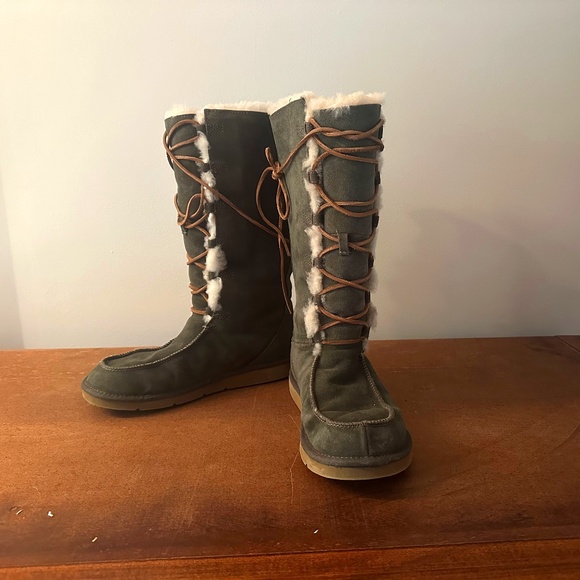UGG Australia Lace-Up Shearling Boots – Women’s Size 10 - Picture 1 of 4